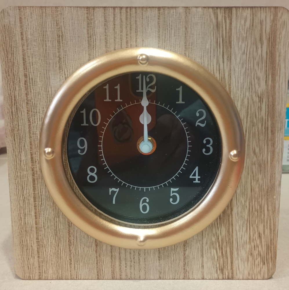 Wooden battery operated shelf clock -New, never used